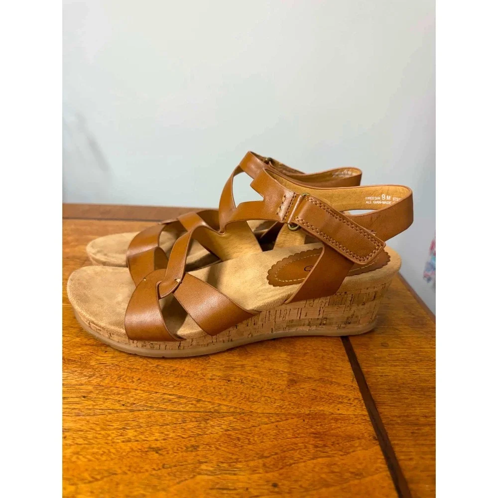 Baretraps Women's 9M Freesia Cognac Brown Strappy Cork Wedge Sandals BTS20-10705